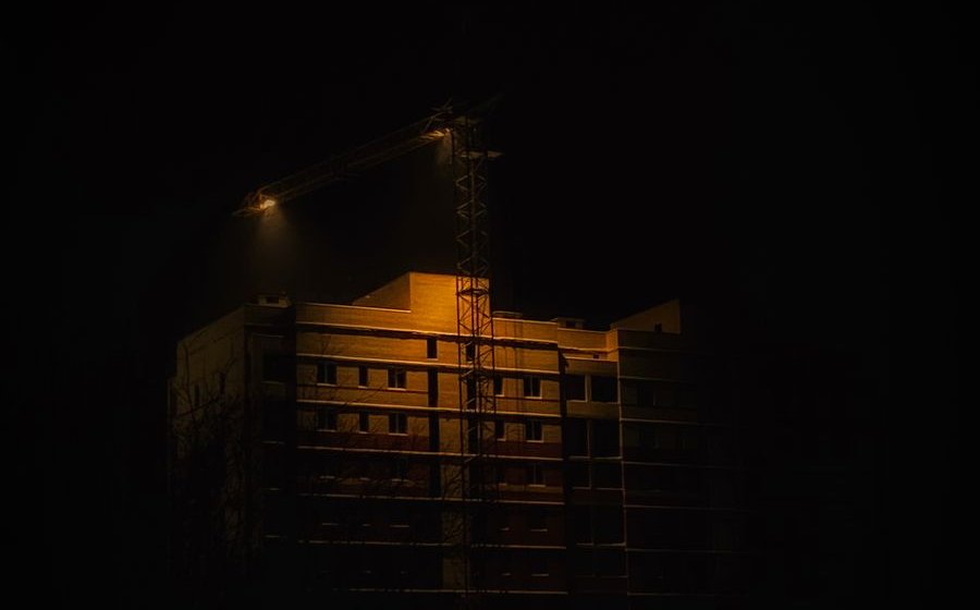 Frente de obra iluminada à noite por torre de iluminação SOSINIL a diesel