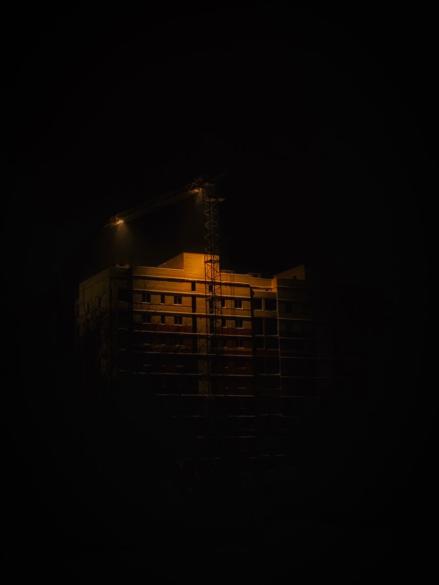 Torre de iluminação a diesel 4×1000W iluminando frente de obra à noite