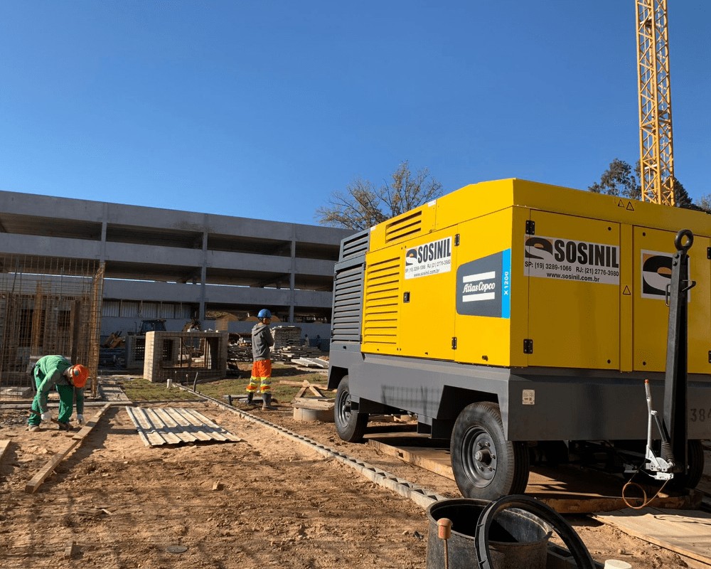 Compressor SOSINIL em operação em canteiro de obra
