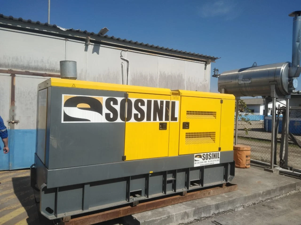 Gerador SOSINIL no pátio da empresa, pronto para locação